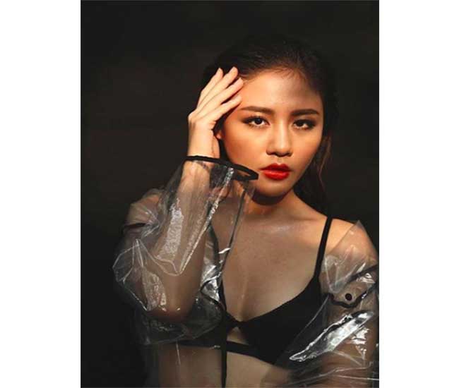 khoa than van mai huong - Văn Mai Hương với trang phục áo bra