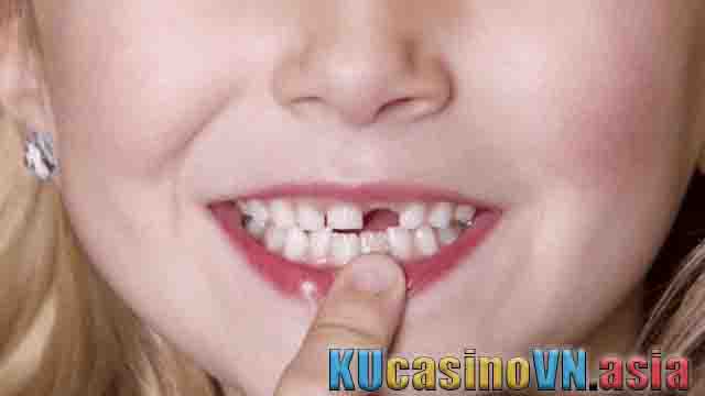 Nằm mơ thấy rụng răng đánh