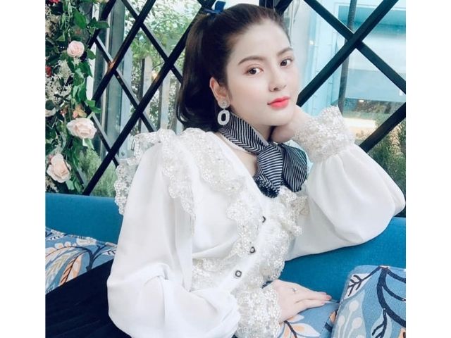 Chu Thanh Huyền <span class='marker'>có</span> vẻ <span class='marker'>bên cạnh</span> xinh đẹp