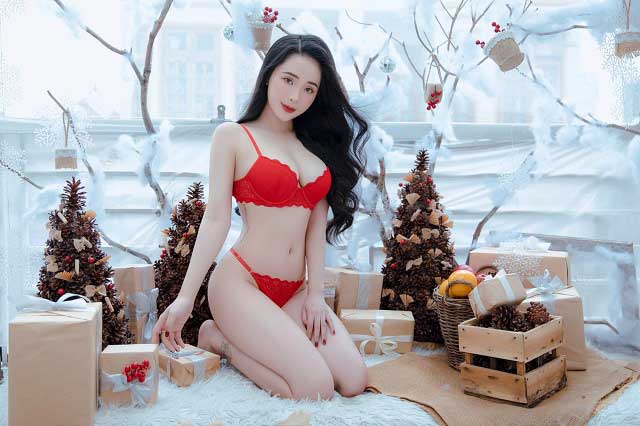 nguc nguyen thu thuy - Cô nàng mặc bikini màu đỏ để chào mừng giáng sinh