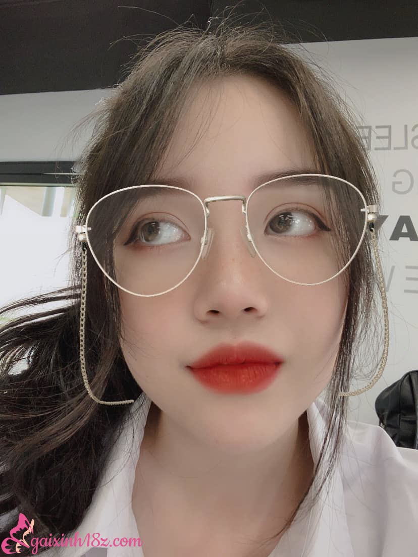 Linh Ngọc Đàm đeo kính dâm