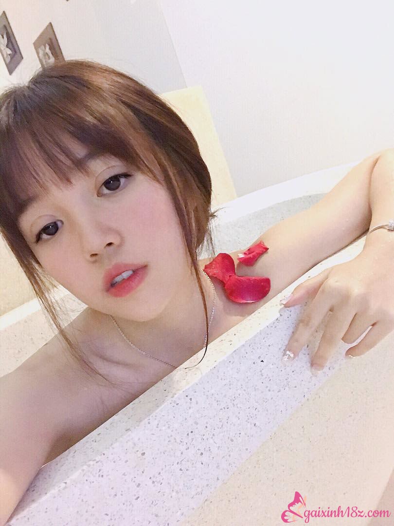 Linh Ngọc Đàm face