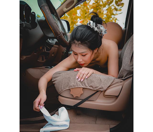 Hotgirl Đinh Thi ngực trần trên ô tô Kỳ thi khỏa thân Ding