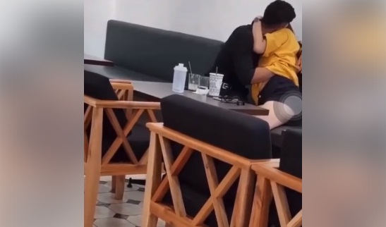 Cặp đôi tình tứ trong quán cà phê