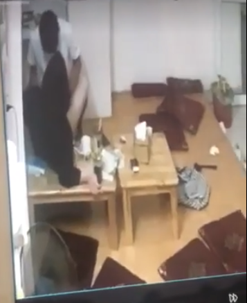 Làm điều đó trong một quán cà phê