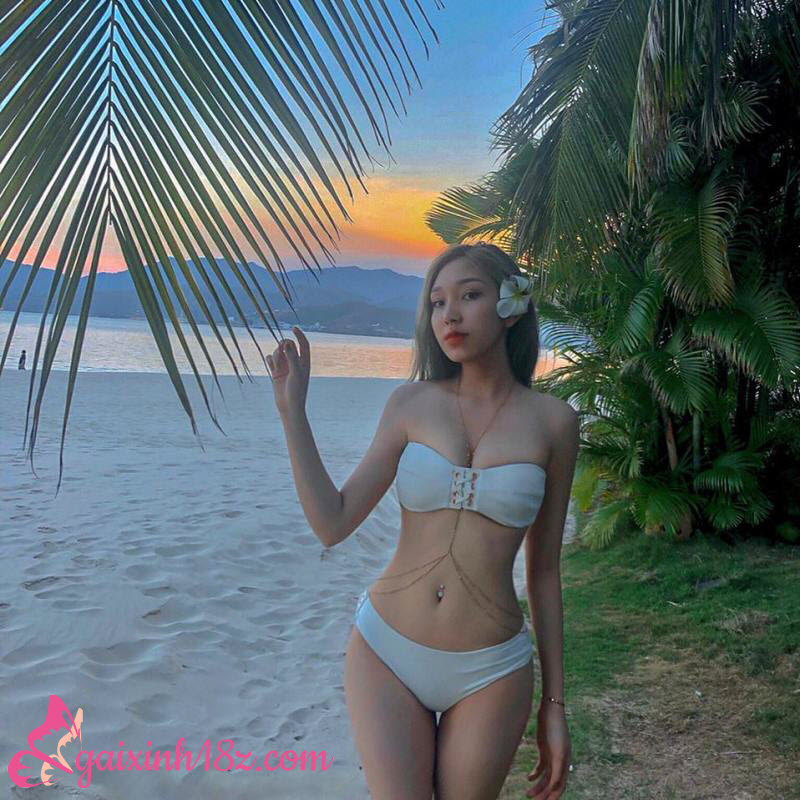Diện bikini trên bãi cát của thanh huyền