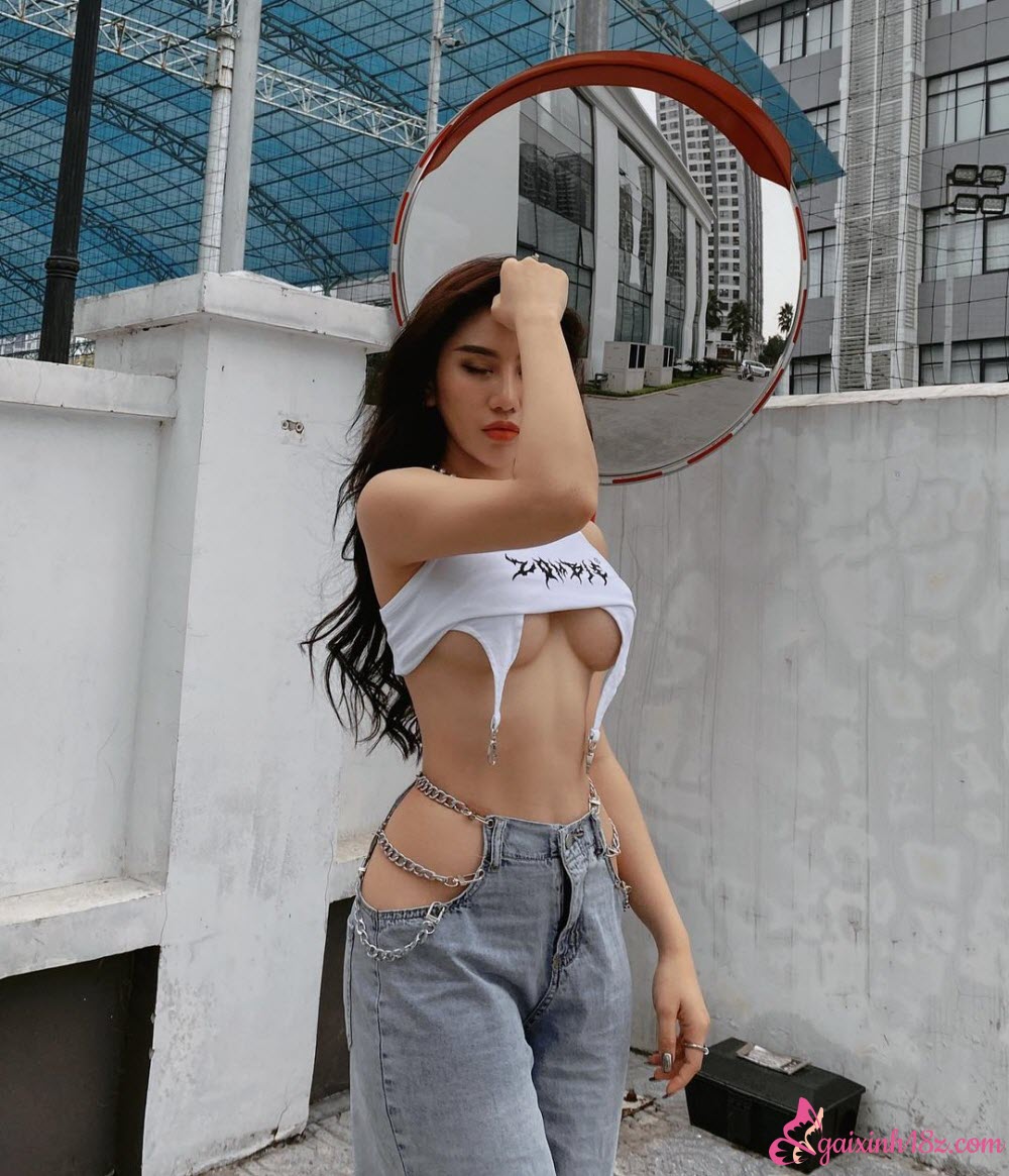 Khoe ngực trần vú căng như dây đàn