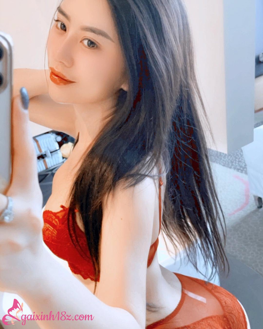 Khuôn mặt đẹp sắc sảo