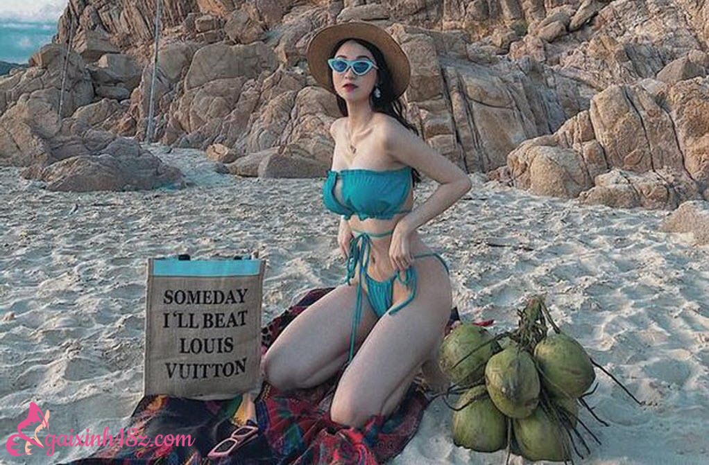 Chân dài ngồi đợi đại gia tới rước