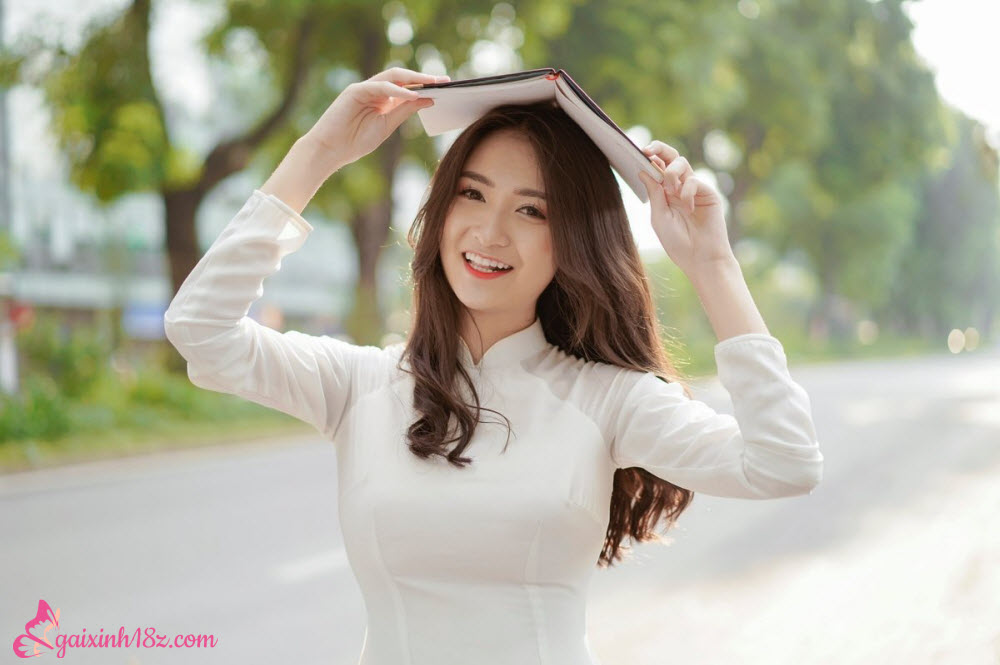 Thu vũ trong trang phục học sinh ngọt lịm