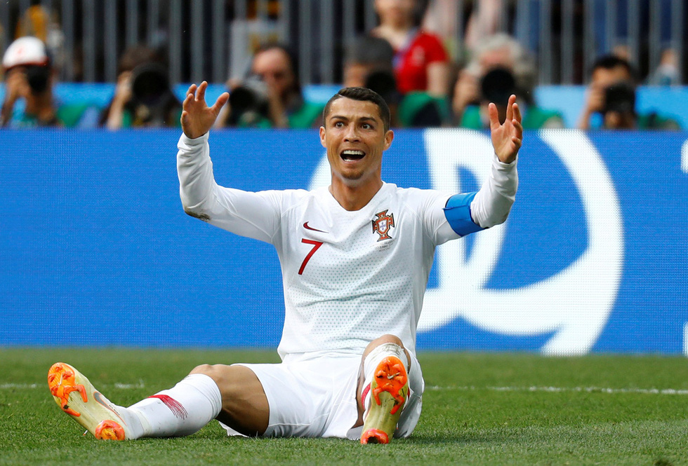 Ronaldo người nhận chiếc cúp của đương kim vô địch Euro