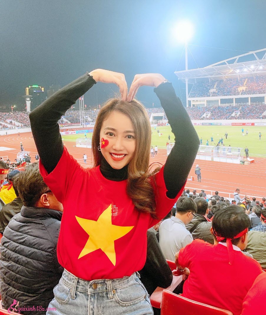 Bạn gái 1 thời của cầu thủ Tiến Linh cổ vũ trên trận đấu có anh ấy