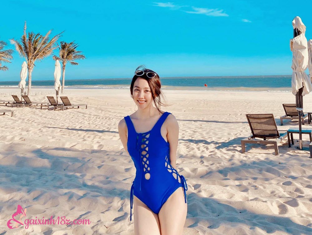 Tắm biển cùng Huỳnh hồng Loan