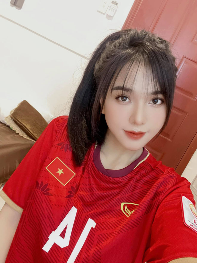 mặc áo cờ việt nam cổ vũ cho hoang đức