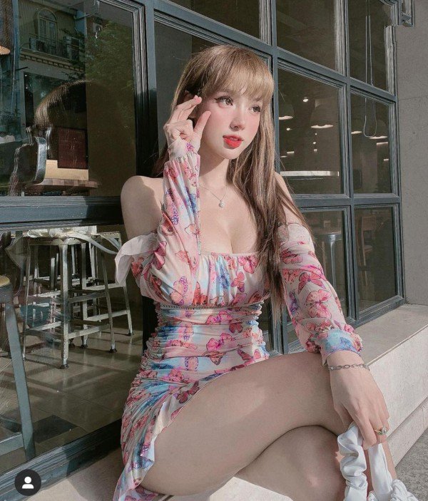 Hot girl trong trang phục như những cô gái làng quê đông âu