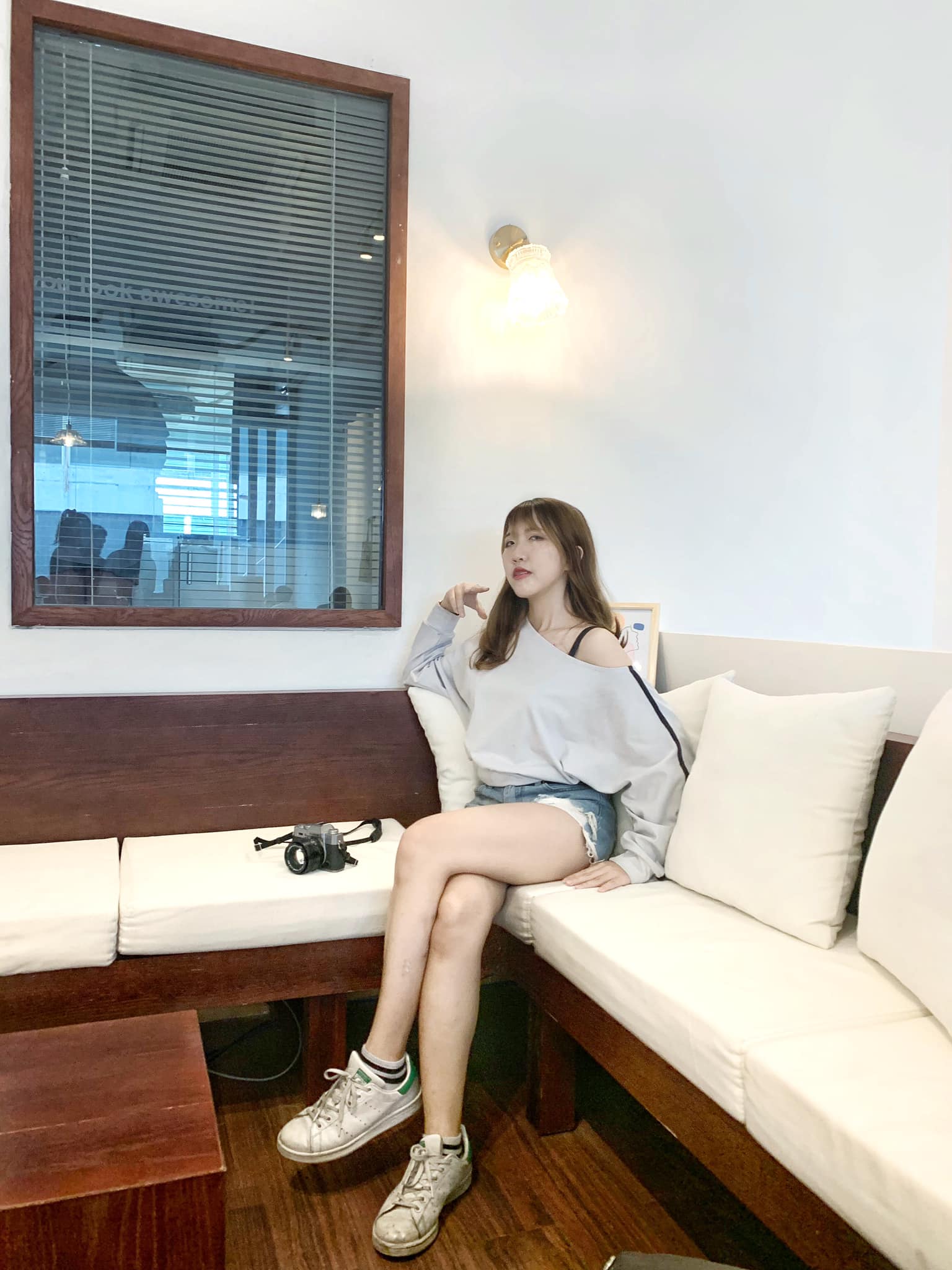 Chụp hình sang chảnh bên ghế sofa nhưng nghèo về vật chất Chụp hình sang chảnh bên ghế sofa nhưng nghèo về vật chất