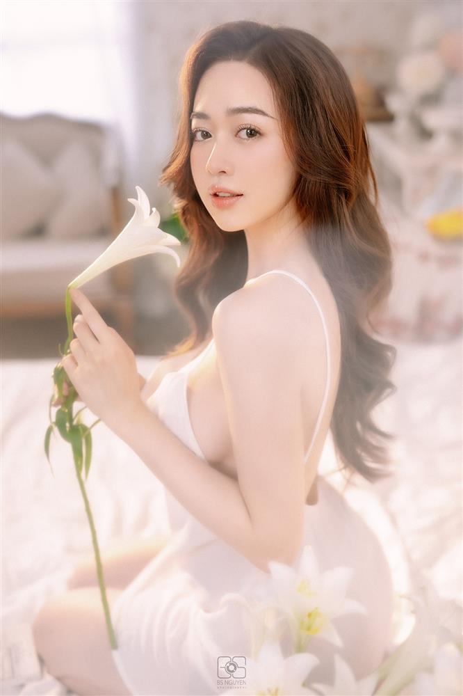 Hot girl thích cởi áo khoe vòng 1 Euro show 6