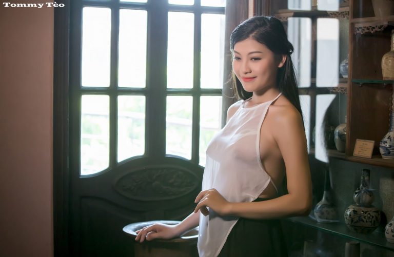 Album ảnh khỏa thân full HD của người phụ nữ mặc áo yếm