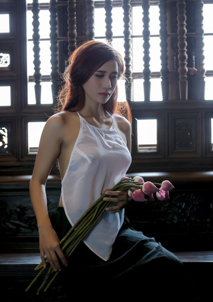 Nàng lang y áo yếm trắng cầm hoa sen