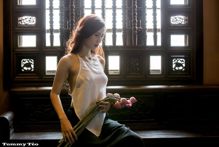 nữ lang y ngắm sen