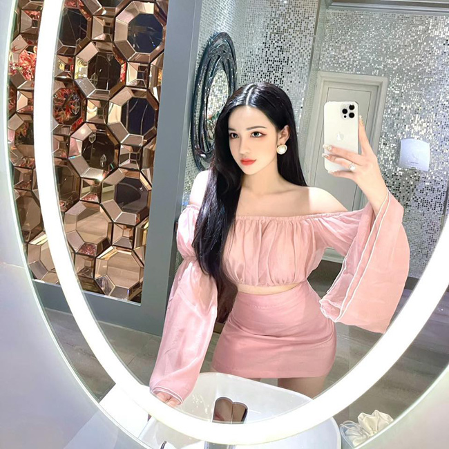 Võ Hồng Tú Uyên sexy