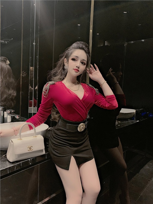 búp bê sống Võ Hồng Tú Uyên