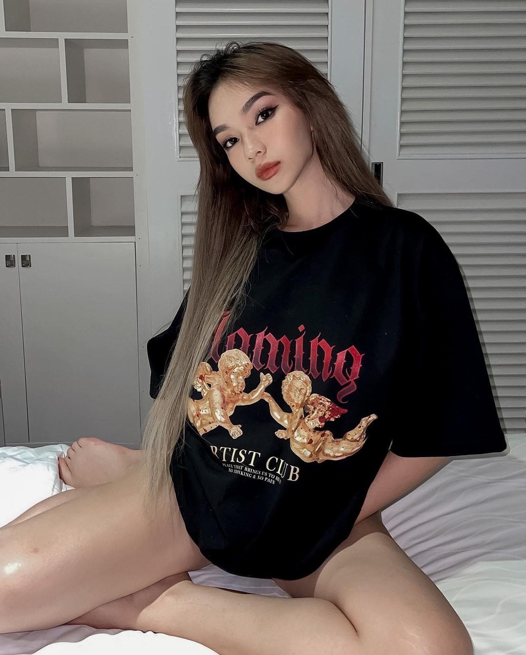 Ăn mặc bình thường ở nhà của cô ấy