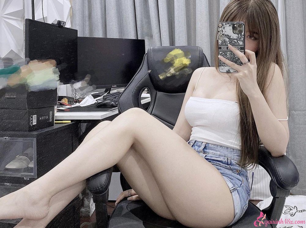 Khoe đùi thoan trắng nõn, thủy tiên vô cùng ngon