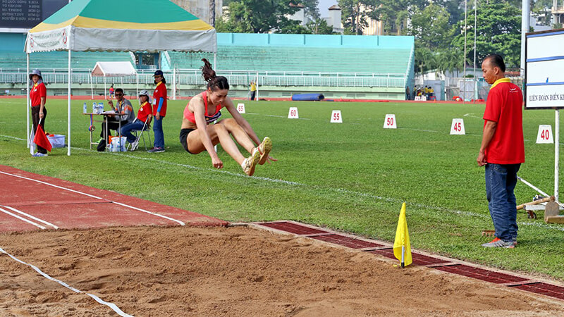 Hai cánh tay sẽ đánh ra phía sau để giữ thăng bằng cho toàn bộ cơ thể