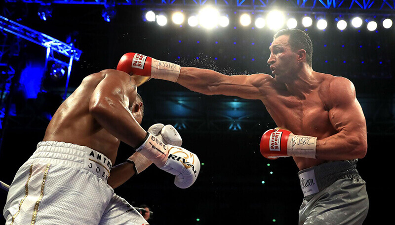 Trọng tài và các trọng tài sẽ giám sát trận đấu