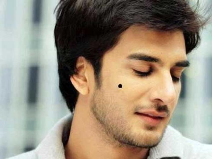 Ý nghĩa của nốt ruồi trên má phải