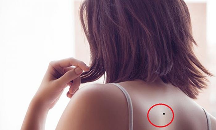Giải mã ý nghĩa nốt ruồi trên lưng 1453207556