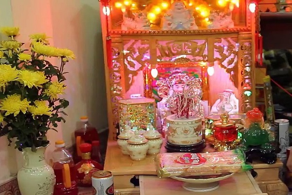 Cách đặt ếch ngậm tiền trên bàn thờ thần tài theo phong thủy