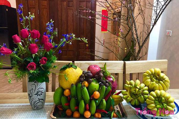 Hoa cắm trên bàn thờ 737874518