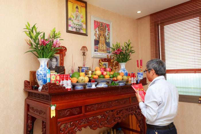 Hoa cắm trên bàn thờ 737874518