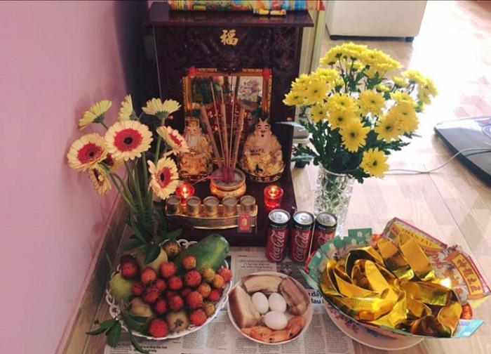 Có nên đặt tiền thật trên bàn thờ thần tài?