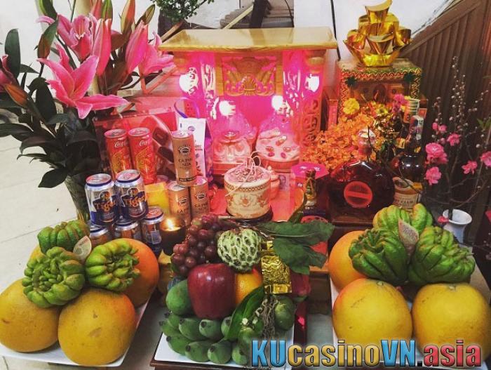 Có nên đặt tiền thật trên bàn thờ Thần tài