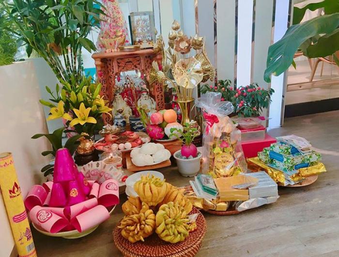 Có nên đặt tiền thật trên bàn thờ thần tài?