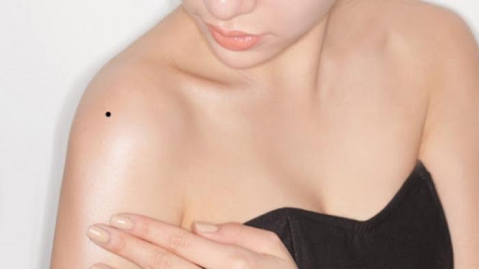 Nốt ruồi trên vai phải có ý nghĩa gì?