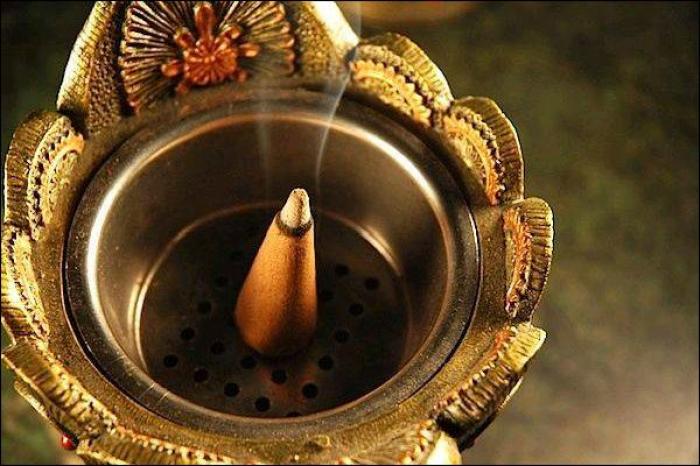 Những lợi ích không ngờ khi xông nhà bằng trầm hương