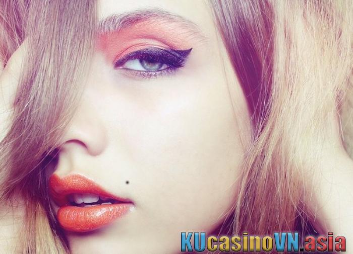 nốt ruồi trên mặt của nữ
