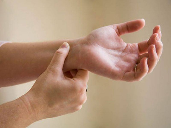 Nốt ruồi trên cổ tay trái có ý nghĩa gì?