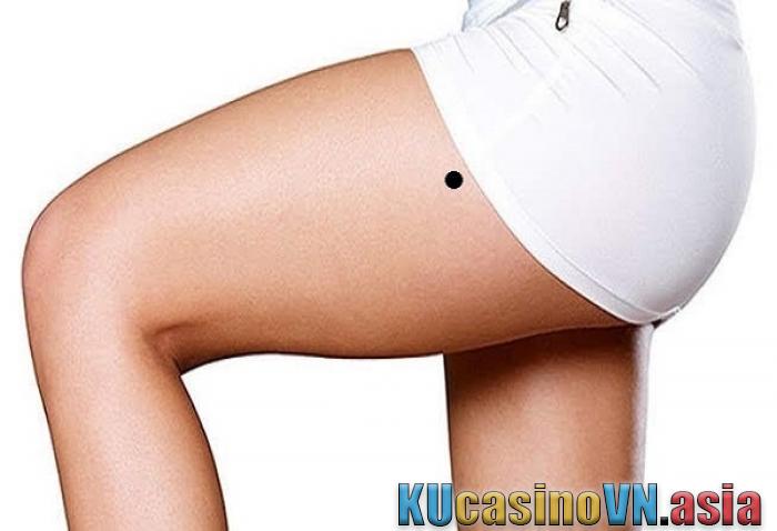 nốt ruồi ở đùi phải