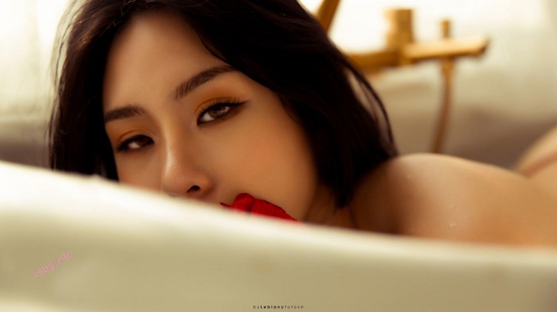 khỏa thân Ling Deng