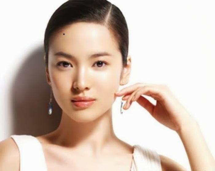 Tiết lộ ý nghĩa nốt ruồi trên trán