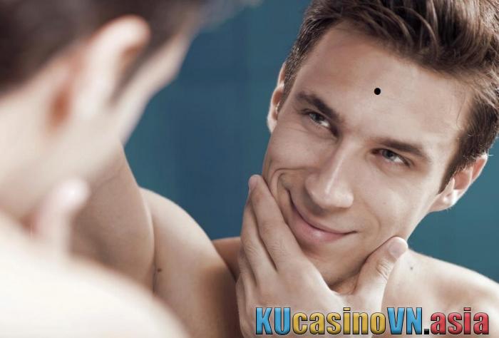 mốt ruồi trên trán phong thủy