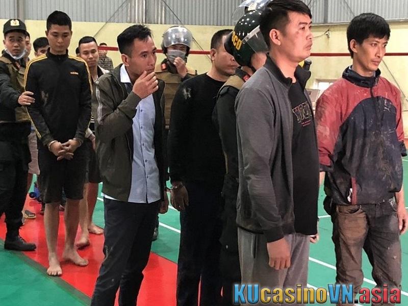 Bắt 47 nghi phạm chọi gà ăn tiền