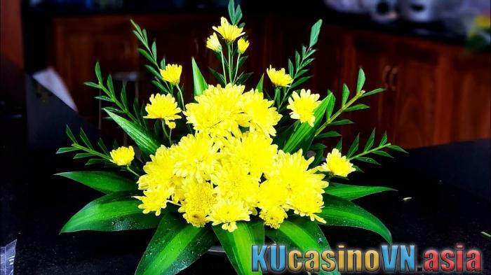 cách cắm hoa cúc vàng để bàn thờ