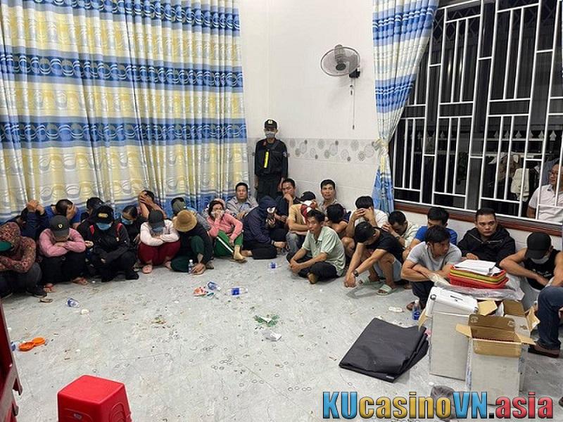 Bắt hàng chục người tham gia đánh bạc