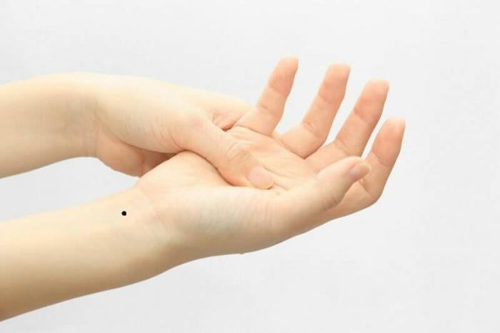Nốt ruồi trên cổ tay trái có ý nghĩa gì?